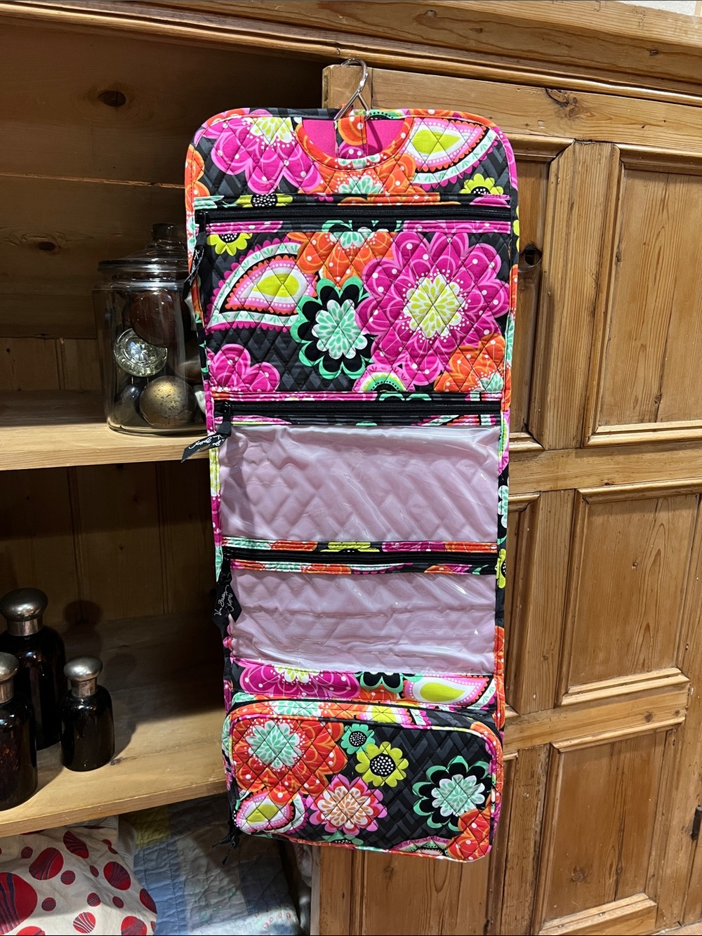 NWT Vera Bradley Hanging Cosmetic Bag in Retired Ziggy Zinnia Pattern - Picture 8 of 8